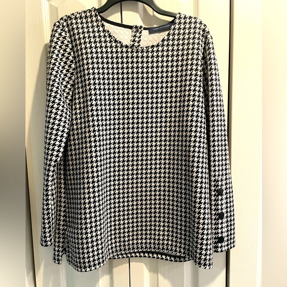 Tommy Hilfiger long sleeve top. Size L, but fits like a medium. Only worn once.